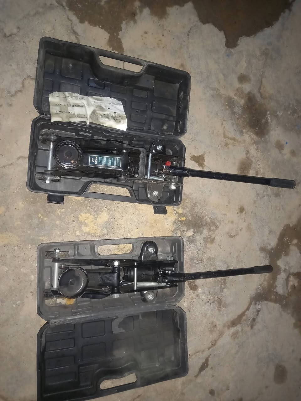 جكات العدد زوج  سياره واحد شغال اخو الجديد والثاني عطلان مدري شبي مانعرف بيه ربل مدري دهن ماعرف
سبيرات مال تكتك ودبل أمامي 
سيراميكات العدلات العدد 8 وكصات كدامكم  المكان الانوار أتصل وبالخدمه *********** بيه وأتساب
