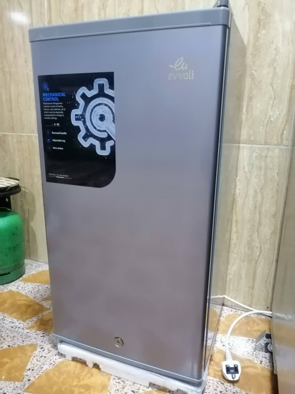 ثلاجه حجم صغير جديده بعده مستعمل ثث اشهر بس سعر ١٣٠ بيه مجال شرط شخط مابيه مكان انتصار شارع ستين ***********
