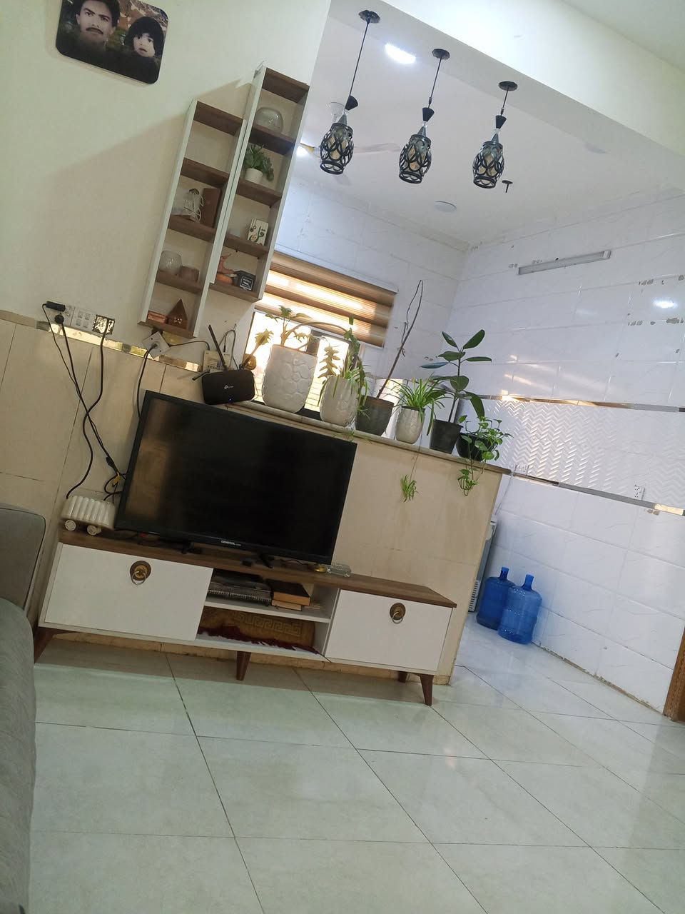 بيت للبيع 200م مطلوب اسكان يتكون من استقبال وهول وغرفتين مطبخ حار وبارد وصحيات بناء حديث السعر 137مع القرض مطلوب 52 خدمات مسقط قرب المستشفى التركي الحسينية الراشديه بي مجال رقم الهاتف ***********
