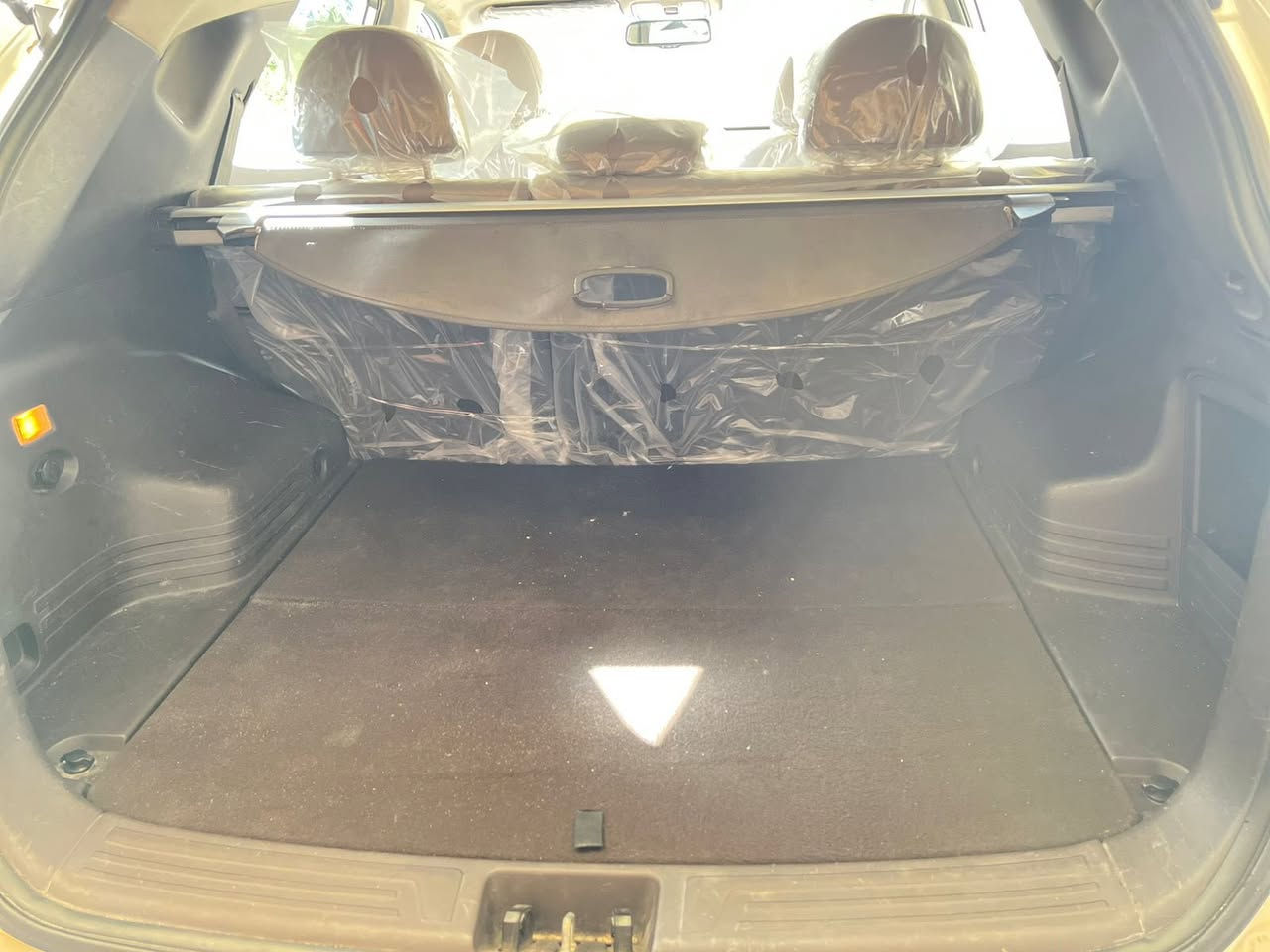 السلام عليكم  توكسان موديل (2012)سيارة كفاله عامه من صبغ وبارد و محرك وكير وصدر وتبريد تخم تاير
سبير مال شركه ما نازل سياره الكير ومحرك مامفتوحات  السياره ماشيه (136) فعلي تدك جرص بل ١٢٠  السيارة بأسمي تحويل ثاني يوم السيارة رقم انكليزي هزه جديده السعر المطلوب ( 144)العنوان بغداد حي الشباب رقم الهاتف ***********
