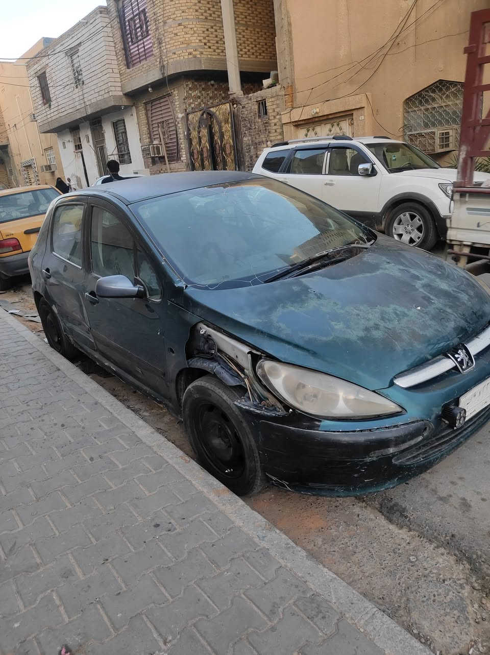 بيجو فرنسي للبيع راعيها متوفي گير ومحرك كورلا السعر 17 ***********
