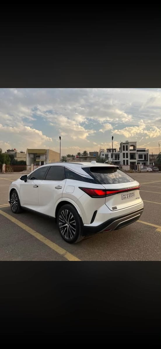 🚗 Lexus RX 350h — موديل 2023
حالة فوق الممتازة / نظيفة جداً / فخامة + اقتصاد

الممشى: (14,000) كم

اللون الخارجي: (ابيض صدفي )

اللون الداخلي: (ابيض)

الدفع: AWD

المواصفات:

 • هايبرد اقتصادي جداً

 • شاشة كبيرة وتطبيقات حديثة

 • كاميرا خلفيه

 • رادار + تنبيه خروج المسار

 • بصمة تشغيل

 • شحن لاسلكي

 • LED كامل

 •     مقاعد مريحة مع تبريد/تدفئة

الضرر : صبغ نصف الجوملغ المامي والباب المامي صبغ ونصف الباب الخلفي

💰 السعر المطلوب: ($36,000)وبيه مجال *********** مكانها بغداد حي الجامعة
