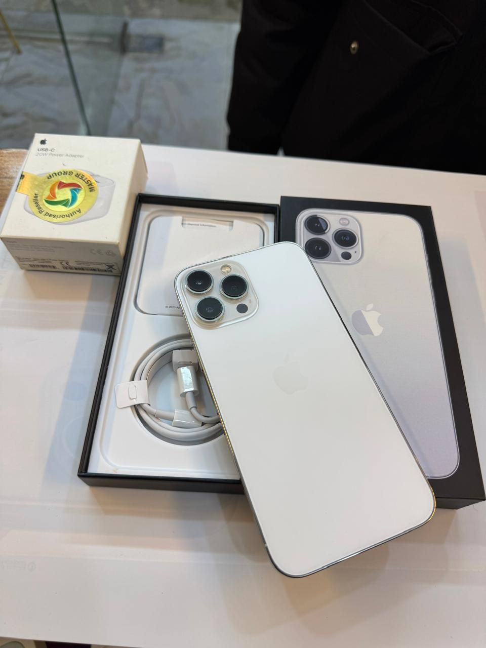 ايفون 13 برو ماكس 256 ذاكرة 
بطارية 95‎%‎
نضافة 100‎%‎
كامل ملحقات الاصلية شركة ماستر اصلي وبيه ضمان
الجهاز شرق اوسط 
 شرط الفحص 
استخدام قليل
السعر مناسب
***********
العنوان القطاع شارع السوك مجاور عوينات الكرار 
مركز الشمس
