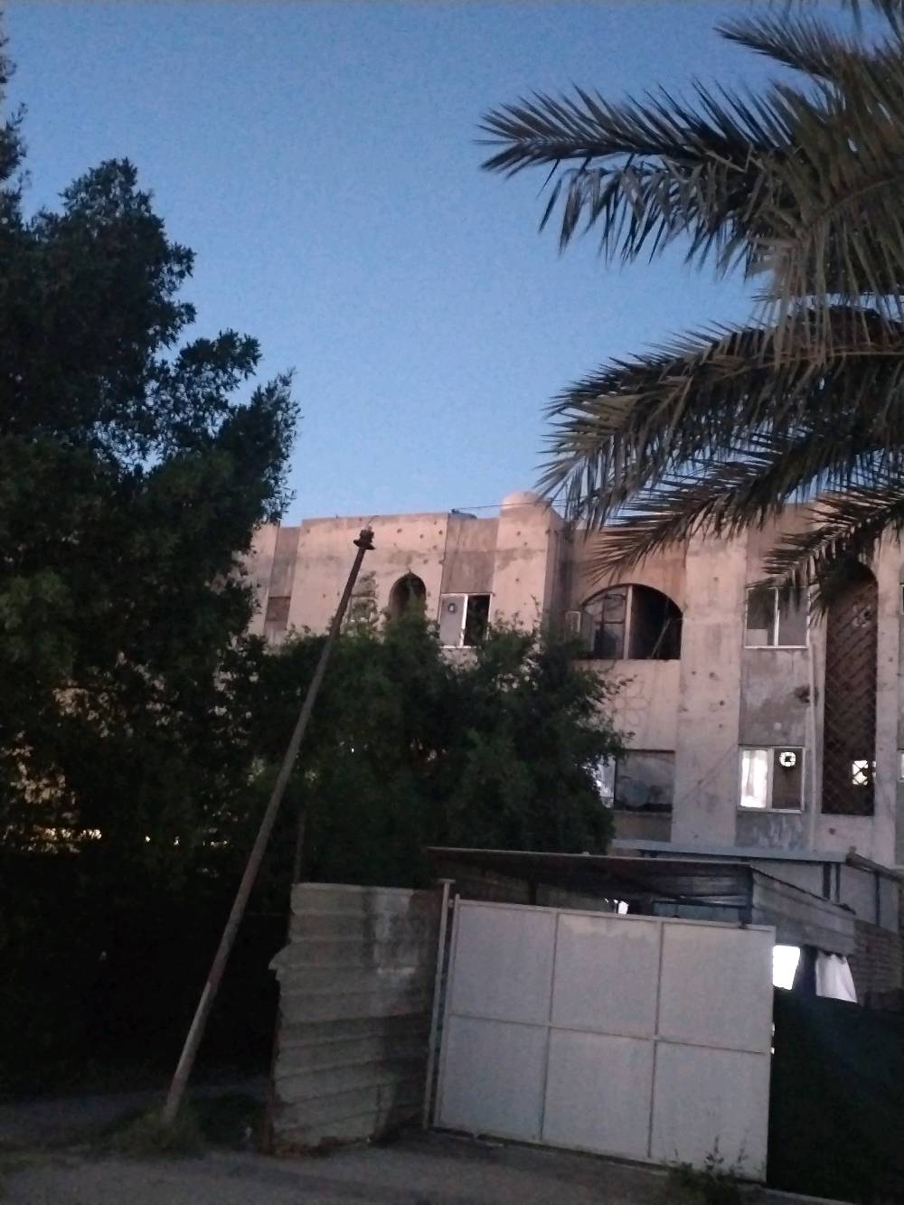🏢🔥 فرصة بيع عاجلة – شقة مميزة جداً في مجمع 5 (العمارات البيض) 🔥🏢
شقة نادرة بموقع استراتيجي وراحة سكن عالية، مناسبة للعوائل وتعتبر من أفضل الخيارات بالمجمع حالياً.
✨ المواصفات:
الطابق الثالث
3 غرف نوم
صالة كبيرة وواسعة جداً
مطبخ
حمام وصحيات
إطلالة جميلة ومفتوحة
📍 الموقع الذهبي: مجمع 5 – العمارات البيض
على الخط السريع مباشرة
عمارة ركن (زاوية)
خلف العمارة ساحة سيارات ومكان مفتوح بالكامل
🌟 المميزات:
موقع قوي وقريب على كل الخدمات
تهوية وإضاءة ممتازة طول اليوم
ساحة سيارات قريبة جداً
جاهزة للسكن بدون تعب

📞 للاستفسار الجاد فقط: (***********)
