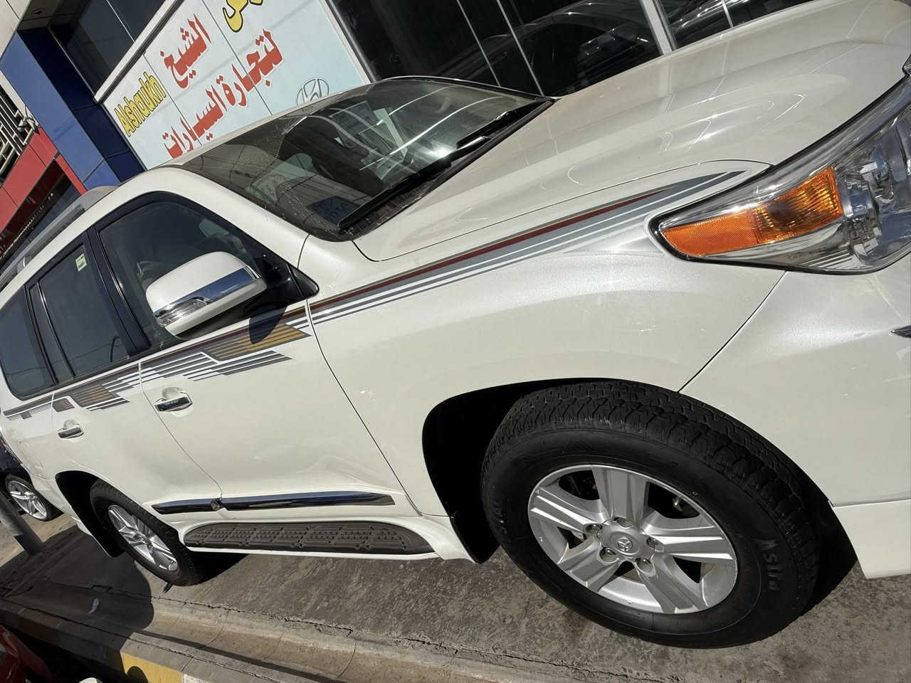 للبيع لاندكروز 2014 كفاله عامه حتى ماشيه 95 من الزلغ حتى الدعاميات جديده لوك السياره بريم اصل بيه جهه سايق صبع بارد بس السياره  لاشخوط سونار بالمنشور كاعيات الشركه بلاد موجوده بيه السعره 390 الف ومجاله كلش بسيط حك الجيه فقط اتصال ***********
