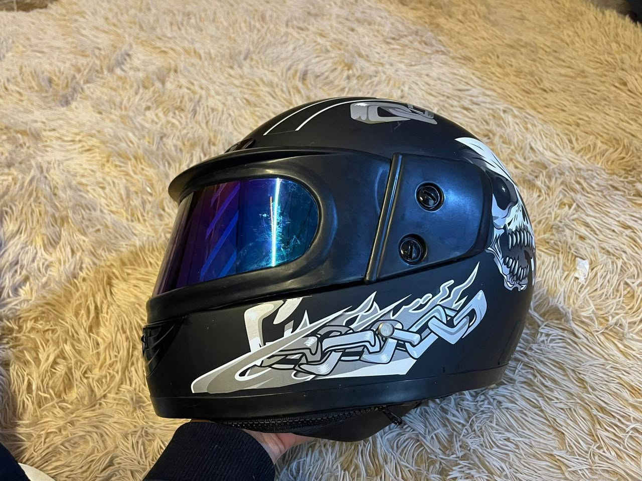 خوذة للبيع ب ٢٠ اتصل علا صاحبها.
***********
