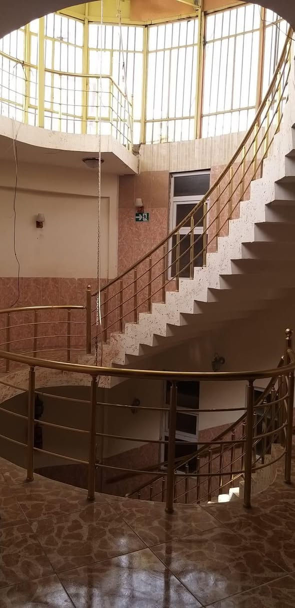 مجمع طبي للبيع المساحه 321م ثلاث طوابق مع سرداب أرض تتكون من ثماني عيادات بالطابق الثاني والثالث وعيادتين بالطابق الأرضي مع صيدليه+مختبر كبير مع عيادة الأشعة العمارة فول موصفات بناء حديث الموقع قرب مستشفى الوطن الأهلي وبسعر مغري جدا للاسفسار الإتصال مكتب الحارث للعقار والمقاولات *********** موقع المكتب حي روناكي مقابل مسجد الملائكة

