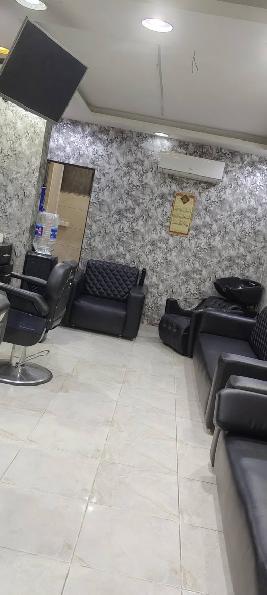 عدة صالون حلاق للبيع 
4كراسي حلاقه 
1كرسي غسيل
3مكيفات
2شاشتين 
1مكتب كاشير 
4كمرات
1جيهاز بوخار
1جيهاز حمام زيت
1كولر مياه
عده خفيفه نضيفه
البيع بيداعي سفر 
010 07929258


**إذا كنت صاحب هذا الإعلان وتريد حذفه لأي سبب، رجاءا أرسل رسالة إلى الدعم الفني**