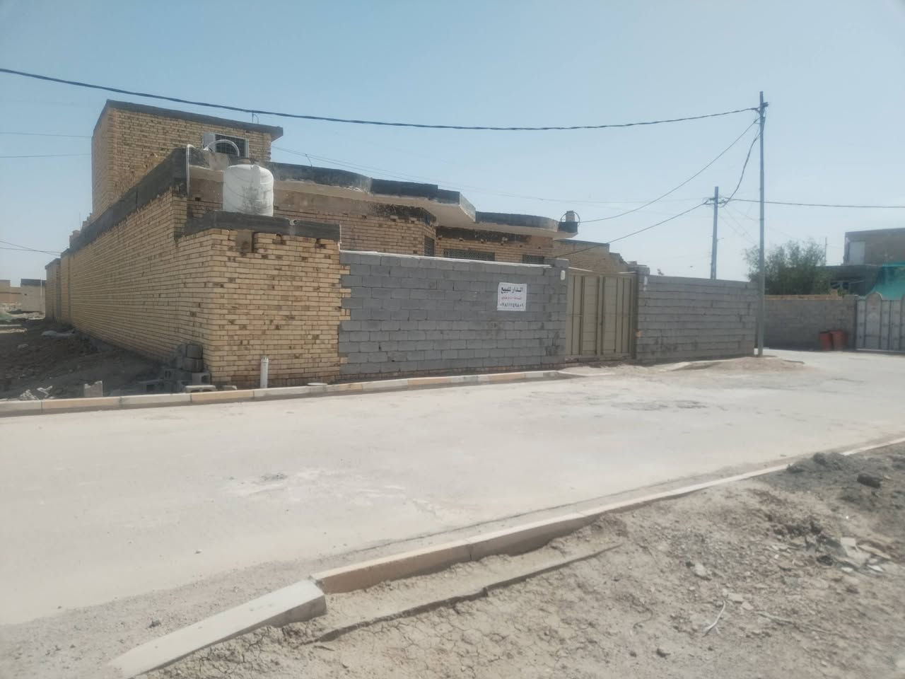 بيت للبيع
المكان حي الصدرين ركن على وجه متنزه
المساحه 400م طابو صرف

يتكون من استقبال
صاله عدد 2

ثلاث غرف

مطبخ

وصحيات

بناء طابوق 2025 صب كونكريت

كامل خدمات بيت جاهز
***********
