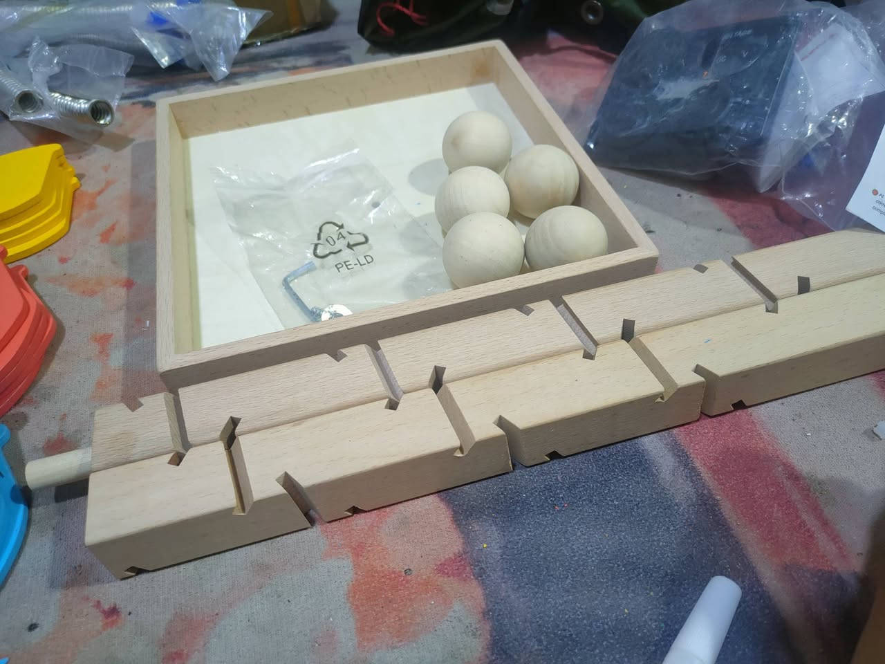 اغراض العاب
شجرة موسيقية خشبية بألوان قوس قزح، والمعروفة أيضًا باسم "Wooden Marble Tree". 
المادة: مصنوعة من الخشب وتستخدم ألوانًا آمنة للأطفال. 
طريقة اللعب: يتم إسقاط كرات صغيرة من أعلى الشجرة لتتدحرج فوق الأوراق الملونة. 
الميزة التعليمية: تصدر اللعبة صوت موسيقى "دينغ دينغ" عند اصطدام الكرة بالأوراق الخشبية، مما يساعد الأطفال على التعرف على الألوان وتنمية مهاراتهم الحركية. 
الأبعاد: تأتي بحجم كبير، ويبلغ ارتفاعها حوالي 71 سم. 
السعر ١٥ الف


**إذا كنت صاحب هذا الإعلان وتريد حذفه لأي سبب، رجاءا أرسل رسالة إلى الدعم الفني**