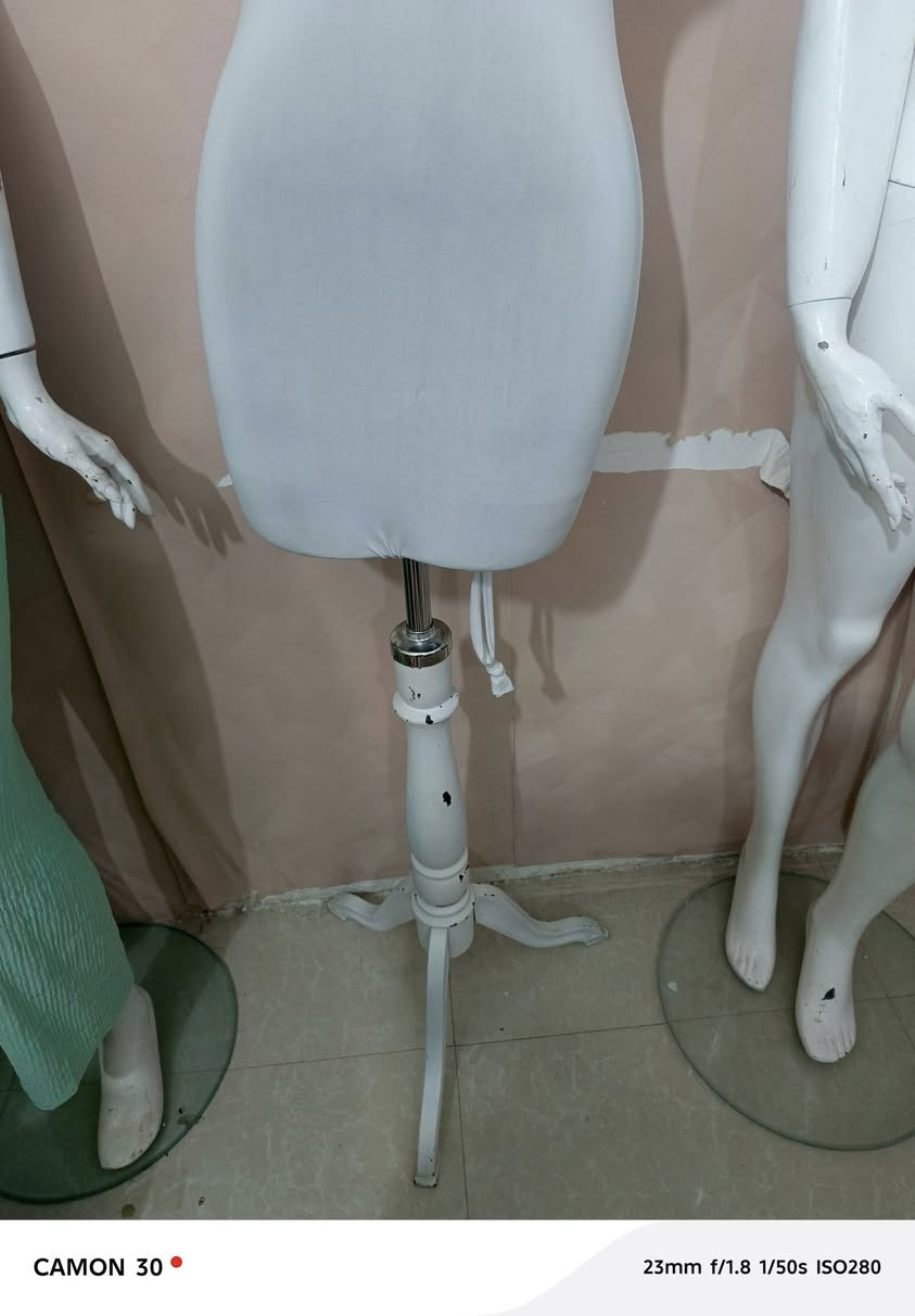 سلام عليكم بنات عندي ملكانات مستعمله للبيع اكو بيهن كاملات ايد ورجل واكو بدون واكو مال لانجري لتحب تتواصل على هالرقم *********** واسعار جدا مناسبه
