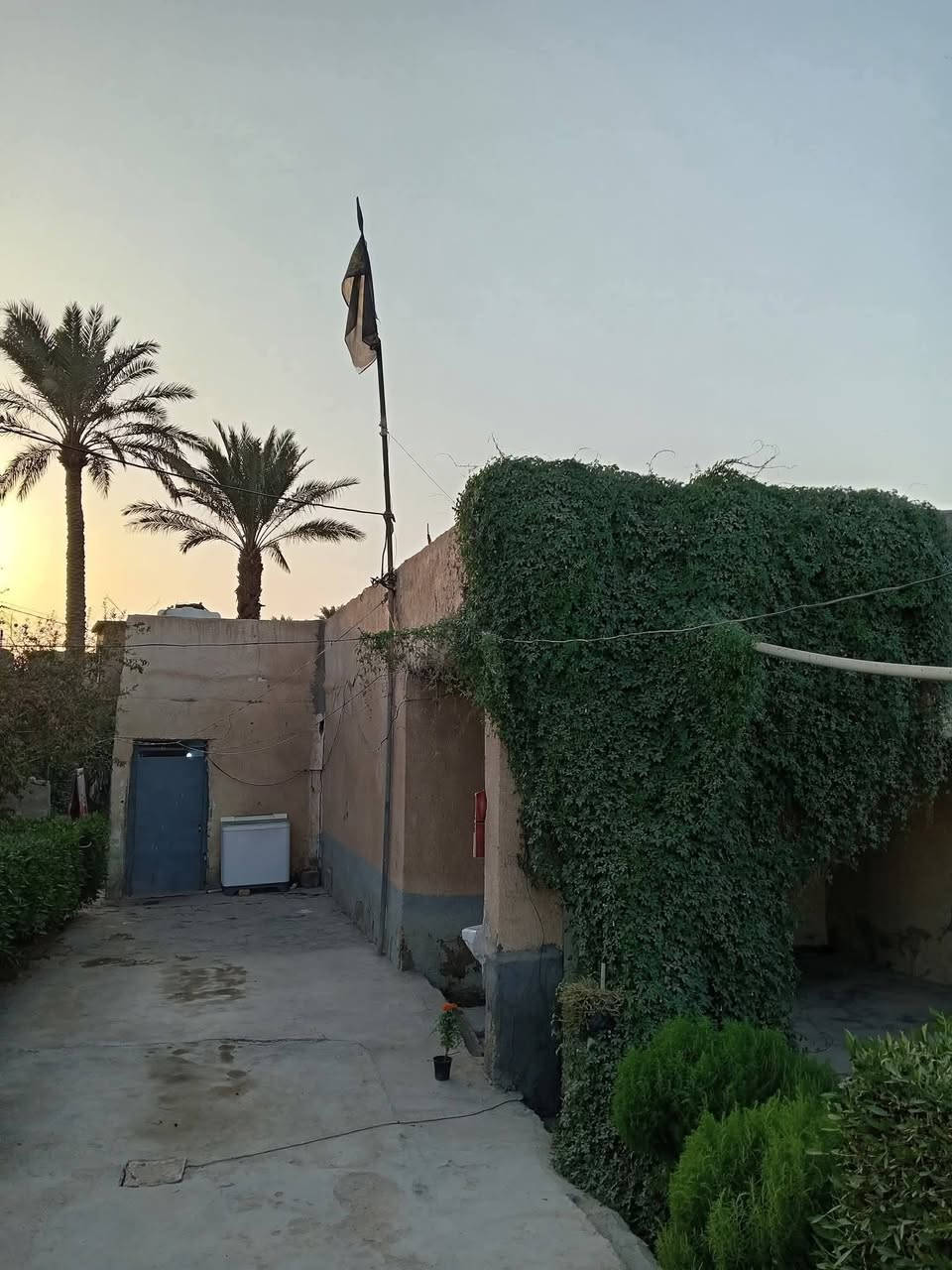 مكلف) دار للـبيع المساحـة 630 م طابو صرف
واجهية البيت 20م 

ونزال البيت 33 م 

حي العمـال قرب المحنل و قرب مدرسة مندلي 

بناء البيت قديم و أعگاده 

تفاصيل البيت  : 

المضيف 4×8 

غرف نوم عدد 4 قياس 4×5 

الصالة 5×5 

المطبخ 5×4

وحديقة اماميه وجانبية وخلفيه والخلفيه قياسها 250م 

السـعر 140 مليون وبي مجال   . 

للاتصال ع الرقم ادناه  : 

***********
