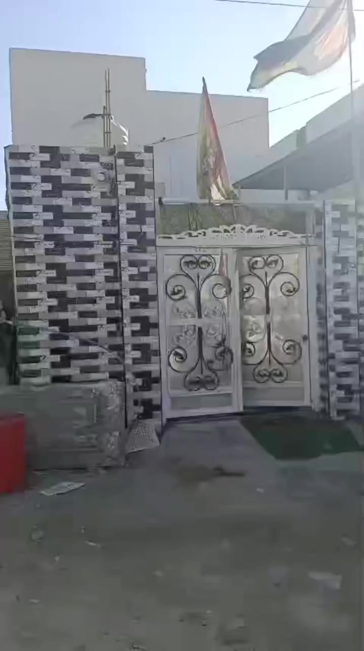 دار الى البيع طابقين الطابق الثاني شقه كامله ودرجها الى الشارع معزوله
مساحه 200متر بنيانه صب كونكريت الطابق الاول يحتوي غرفتين وصارتين ومطبخ واستقبال كبير وحمامات داخليه وخارجيه البيت كلش حلو المرتب يعني بمعنى الكلمه الشقه الفوك تحتوي غرفه مطبخ وحمام وصاله ودرجه خارجي للشارع البيت حي ميلاد شارع الجنه قرب شارع مزرعه السيد علي سعر البيت 185 وبمجال رقم الهاتف واتساب 
***********
