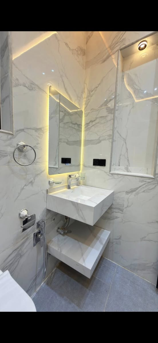 للبيع ////🌹🌹للبيع////🌹🌹
‏دارين مساحة الواحد 100 م2 ￼ 🏚️

‏بغداد حي الجهاد قرب مدينة الألعاب وجامع محمد رسول الله

‏بناء جديد Vip سنة 2025 جاهز للسكن خارطة هندسية ￼💯

‏طابق الأرضي مدخلين استقبال مطبخ هول مفتوح//////

‏مطبخ حار صحيات غرفة منام ////// 

‏الطابق الأول 

‏غرفتين منام صحيات سطح صغير ￼☎️ *********** ￼￼￼
