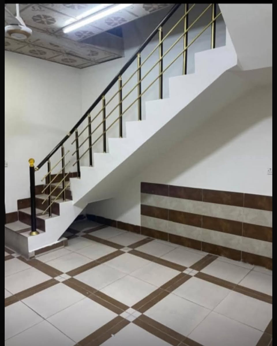 عرض عقار جداً مميز – دار للبيع طابو ملك صرف 
دار حديث البناء (2020) 
الموقع: كركوك – حي المعلمين – قرب بازيخ خان قرناطه – شارع 15
موقع مميز جداً
الدار كون مواصفات
السعر: 185 مليون دينار
قفل مساحته ١٠٠ متر 
قاطع نظامي
تفاصيل الدار:
قاطع واحد
تصميم حديث
تشطيب نظيف
كل المواصفات متوفرة للتواصل ***********
