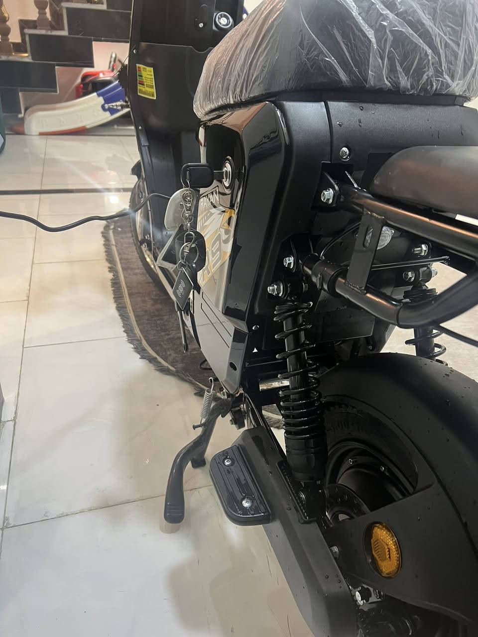 سلام عليكم دراجة R9 للبيع موديل ٢٦ الدراجة وكيل قبل سبوعين طالعة ووصل موجود وياهة بصمتين وسويجين وكارتين تشغيل شاشة سرعة ٩٠ عليهة شوي تزويدات مواصفات تشغل بصمة وكارت وكً بي ثري وبارك وبك مكاني بصرة ياسين خريبط رمي واساب فقط ***********
