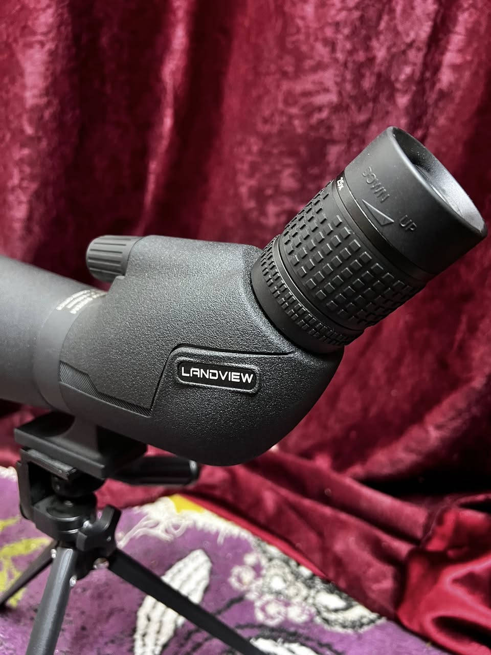 متوفر !!!
منظار تحديد (Spotting Scope) من العلامة التجارية Landview، 
ويتميز بالتالي:قوة تكبير عالية: يوفر تقريبًا يتراوح بين 25 مرة إلى 75 مرة.
عدسة شيئية كبيرة: يبلغ قطرها 80 ملم، مما يساعد على تجميع المزيد من الضوء للحصول على صور واضحة ومشرقة.
تصميم مريح: يتميز بعدسة عينية مائلة بزاوية 45 درجة لتوفير راحة أكبر أثناء المراقبة.
استخدامات متعددة: مناسب لمراقبة الطيور، الصيد، رماية الأهداف، ومشاهدة المناظر الطبيعية أو النجوم.
ملاحظة ((( العدسة بيهة طخات بسيطة بس ممأثرة ابد )))
الحالة : _ نظيف جداً

الي يخدمه ينطي سعر وبالعافية 
توصيل متوفر لجميع المحافظات


**إذا كنت صاحب هذا الإعلان وتريد حذفه لأي سبب، رجاءا أرسل رسالة إلى الدعم الفني**