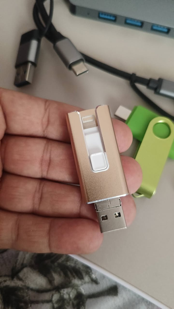متوفر
فلاشات عدد 3 حجم 128 حقيقي
فلاش ثلاثي usb ـ ايفون ـ كلكسي 256 حقيقي 
ادبتر  8 في 1 عدد 2 
ادبتر 4مخارج usb عدد 1
هارد كوبي حجم 8 تيرا (يقره 8 تيرا بالفحص)  
طابعة اسعار مع 11 رولة ورق


**إذا كنت صاحب هذا الإعلان وتريد حذفه لأي سبب، رجاءا أرسل رسالة إلى الدعم الفني**