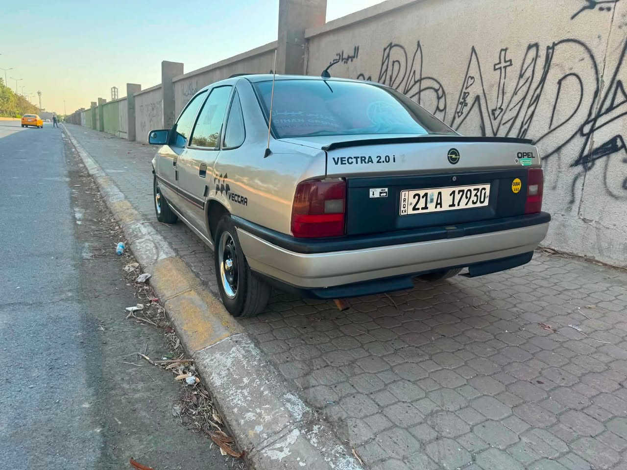 ئوبل فيكترا موديل ١٩٩٢ رقم سليماني رقم و سنويه جديد لحد ٢٠٢٨ دفتر بنزين بيها محرك حجم ٢٠ كير و محرك بشرط سيارة مابي ضربة صبغ عام للجمالية فقط داخل حيل نضيف اربع تايرت جديد تاخم صدر جديد كهربايات كلة يشتغل سيارة مابي اي نقص لل وضع شركة 
شرط تحويل
عنوان.كركوك
موبايل.***********
سعر.٤٢ بيها مجال
