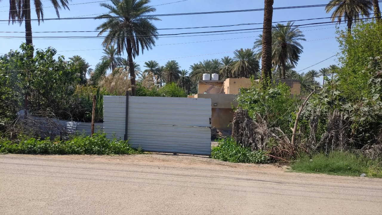 مساء الخير يوجد بيت بناء قديم طابقين للأيجار  مساحه 200 متر وحديقه 200 متر يحتوي على اربع غرف نوم العنوان البوعيثه شارع السدة قرب مدرسة النصر للأستفسار اكثر تواصل واتس ***********
