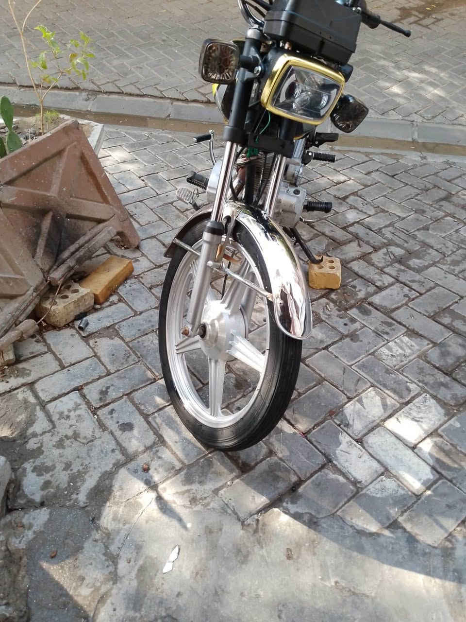 سلام عليكم دراجه سونك. موديل 2021 دراجه شوفت عينة جديده معروضه 450 وبيه مجال رقم راعيه ***********
