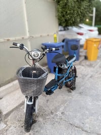 دراجه شحن الدراجه عارضها لبيع بسعر ٣٠٠الف وبيها مجال بطاريات جديده مكا...