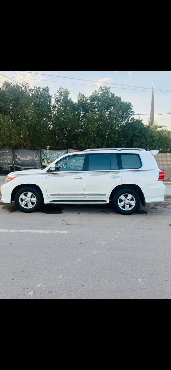 P السلام عليكم 
 
للبيع لاندكروز GXR 
الموديل 2014 
رقم بغداد 
السعر 385$ بيها مجال بسيط  
مكفوله من الصبغ والتبديل 
بيها فقط بارد 4 اصابع 
المواصفات : 
سلايت ، كشنات جلد قرميدي ، مري شفط ، مري قلاب ويه البك ، حساس امامي خلفي ، كشنات كهرباء ، زراكات لايت ، ترحيب، 

تخم تاير دنلوب جديد 
صدر وحداديه جديد 
السياره جاهزه من كلشي 
 
مكانها حي الجهاد 
للاستفسار ***********
