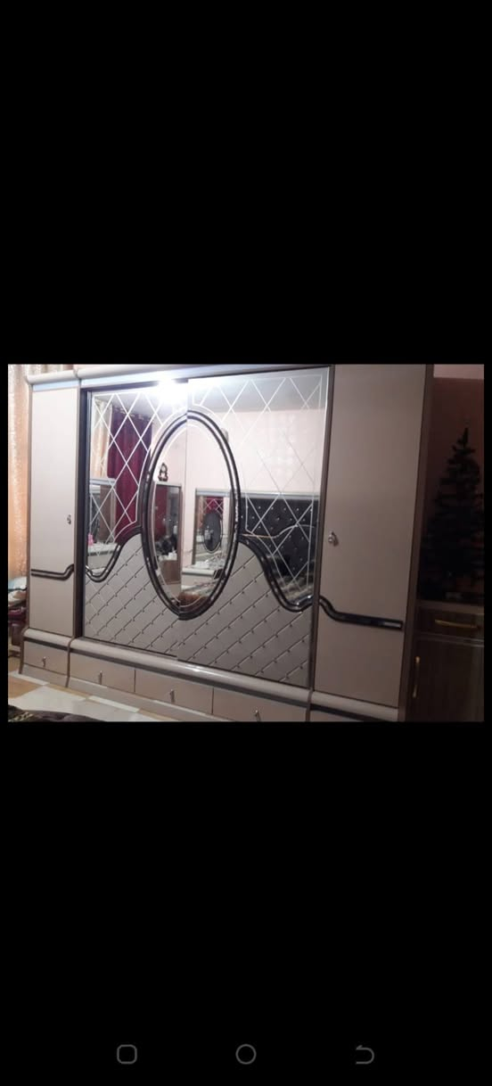 السلام عليكم غرفة تركية للبيع مكونه من 10 قطع غرفه كبيرة و عملاقه جديدة و خشبها ثقيل للاستفسار ***********
