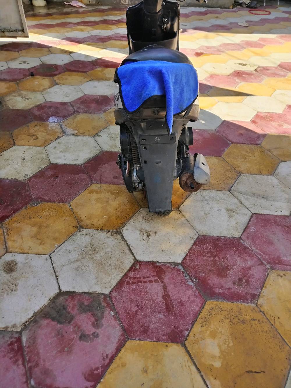 ماكينة ستوتة عملية مع غطاء مقعد، مثالية للحركة السريعة داخل المدينة. اللون الأسود والأبيض يعطيها مظهر أنيق.