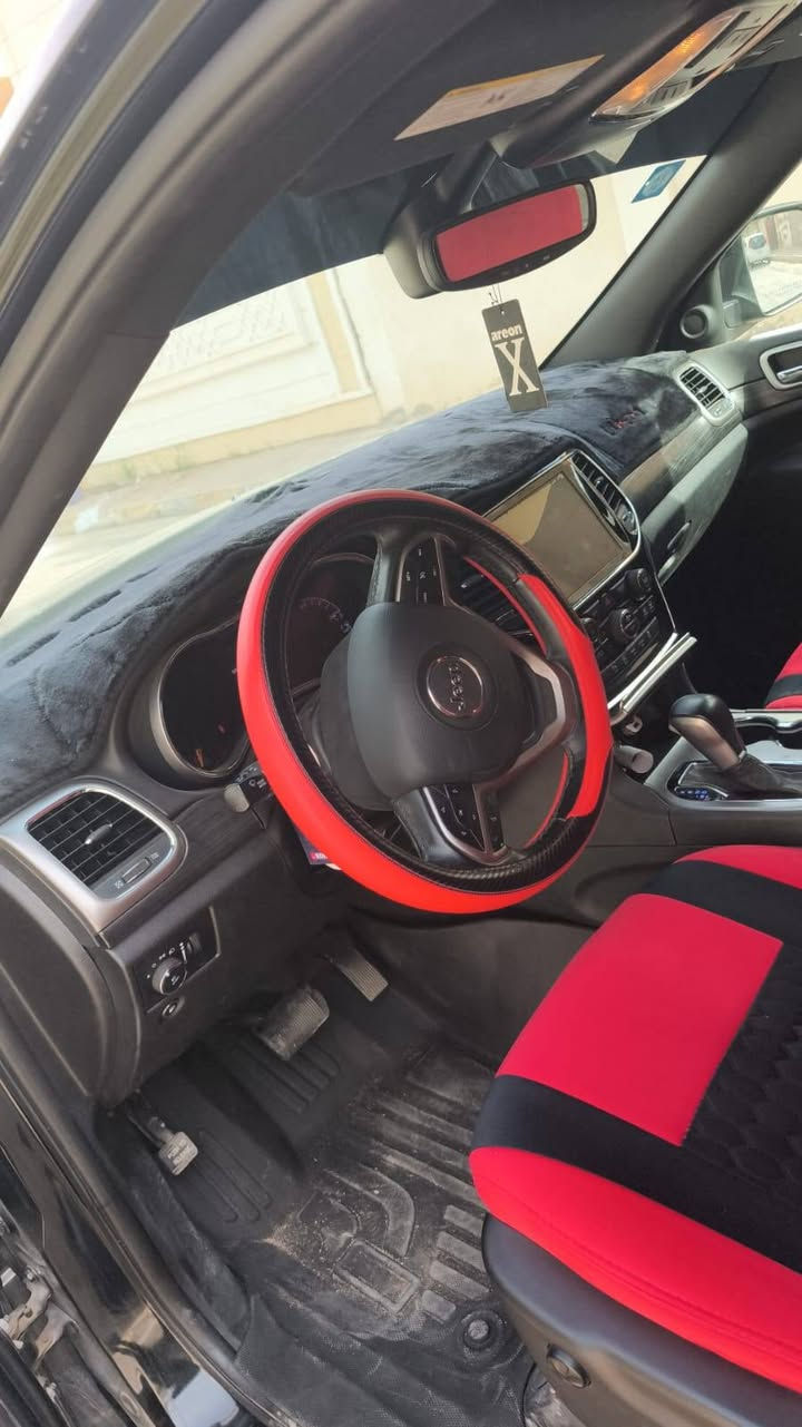 جيب ٢٠٢١ بلاك توب وارد امريكي بيها ٣قطع سرقه بدون حادث وبيها بارد بالجاملغ الخلفي السعر ٢٤٠  العنوان الرمادي الاتصال ع رقم ***********
