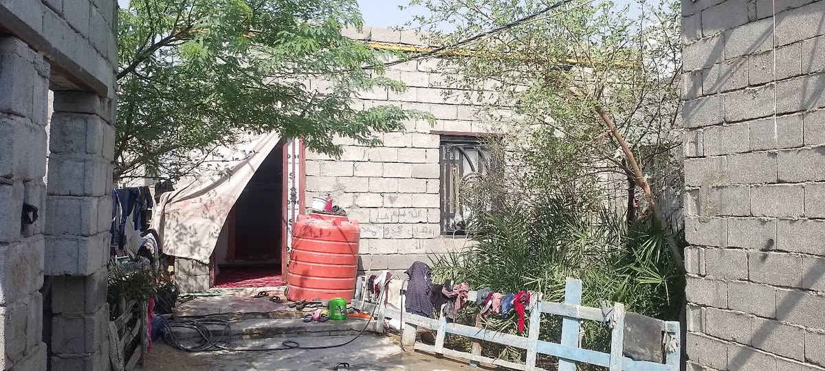 دار للبيع مساحة 200 طابو زراعي سند 25 
عنوان ابي الخصيب باب طويل ( الكطة ) 

يتكون من ... 
غرفتين 
صاله 
مطبخ مفتوح ومطبخ حراري 
كلدور 
صحيات 
ديوانية خارجية 
حديقة 

ملاحظة / السقف سندويج والأرضية بتلو كونكريت 
السعر ٣٦ .. الاتصال على رقم ***********
