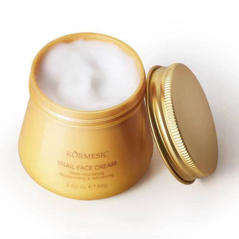 كريم الوجه بالكولاجين والحلزون من Kormesic هو منتج للعناية بالبشرة مصمم لتوفير التغذية العميقة والترطيب والتبييض. يجمع الكريم بين مكونين قويين، وهما الكولاجين ومستخلص الحلزون، لإصلاح البشرة وتجديد شبابها. 
الميزات والفوائد الرئيسية
ترطيب عميق: يعزز مستويات رطوبة البشرة لشعور ناعم ونضر.
مضاد للشيخوخة: يساعد في تقليل ظهور الخطوط الدقيقة والتجاعيد ويعزز مرونة البشرة.
إصلاح البشرة: يسرّع تجديد الخلايا ويساعد في التئام الجروح والندبات، بما في ذلك ندبات حب الشباب، ويقوي حاجز البشرة.
تفتيح البشرة: يساعد على استعادة الإشراق الطبيعي وتحسين صفاء البشرة ولونها.
مناسب لجميع أنواع البشرة: بتركيبته اللطيفة، الكريم مناسب للبشرة العادية والجافة والمختلطة والحساسة.
😳😳😳😳😳😳😳😳😳
#اكسبلور #انستقرام #لايك #كومنت #لايكات #فولو #فولومي #اكسبلور_فولو #اكسبلور_2020 #لايكات #تصميمي #منشن #نشر #تبادل #تابعني #متابعين #تصميم #فولورز #ضحك #تصويري #صور #فيديو #تصوير #عرب #بنات #حب #هاشتاق #دبي #عدستي #غرد


**إذا كنت صاحب هذا الإعلان وتريد حذفه لأي سبب، رجاءا أرسل رسالة إلى الدعم الفني**
