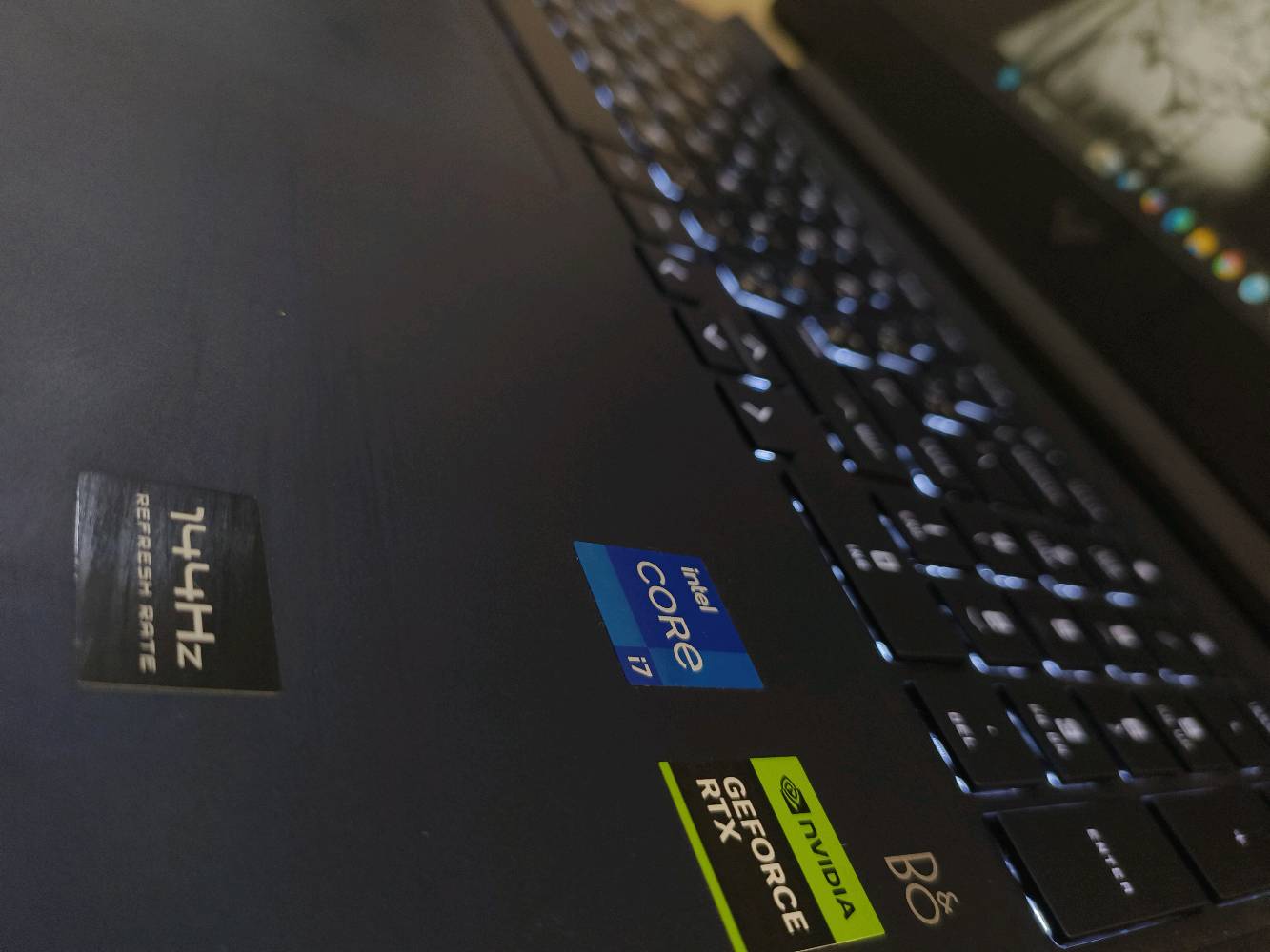 لابتوب اتش بی HP Victus F15-FA1000 gaming laptop

لابتوب تكدر تشتريه وتكول اشتريت جهاز جديد وبالك مرتاح، استخدام طالب كلية خفيف والجهاز بعده بضمان الشركة الي يخلص شهر12 صحة البطارية 98% مشحون 46 مرة فقط. الجهاز كامل بدون اي خدوش + شاحنته الأصلية (بعدها بچيسها) + جنطة لابتوب هدية .

CPU المعالج : I7 12th H
GPU كرت الشاشة : RTX 4050 6 VRAM
RAM الرام : DDR5 16GB
Storage التخزين : SSD 512 GB
Screen الشاشة : IPS 144 HZ
شركة HP بهذا اللابتوب متعاقدة مع الشركة الدنماركية العريقة Bang & Olufsen المختصة بمجال الهياكل الصوتية وهالشي يضمنلك تجربة صوتية ممتازة تفتقر الها اغلب اللابتوبات المعتمدين بنظامهم الصوتي على الشركة المصنعة فقط. سعر النسخة الجديدة حوالي 1,600,000 وهذا اللابتوب ابيعه ب 1,250,000 وبيه مجال بسيط للشراي.
شنو المواصفات التفصيلية للجهاز؟ يعني الموديل الكامل، نوع المعالج، الرام، وسعة التخزين؟: 

CPU المعالج : I7 12th H
GPU كرت الشاشة : RTX 4050 6 VRAM
RAM الرام : DDR5 16GB
Storage التخزين : SSD 512 GB
Screen الشاشة : IPS 144 Hz
الجهاز شكد حالته؟ بيه أي خدوش، كسر، أو قطع متبدلة/مصلّحة سابقاً؟: 
الجهاز شبه جديد بدون اي خدوش او قطع مبدلة .
البطارية شكد تقعد تقريباً؟ وهل الشاحن أصلي وموجود ويـاه؟: 
نعم موجود
وين موقعك بالضبط؟ وهل متاح الاستلام اليدوي أو التجربة قبل الشراء؟: 
بغداد، اذا ببغداد نعم
شنو سبب البيع؟ وهل عليه ضمان أو فاتورة بعده موجودة؟: 
يوجد ضمان الشركة + سبب البيع مدا استخدمه