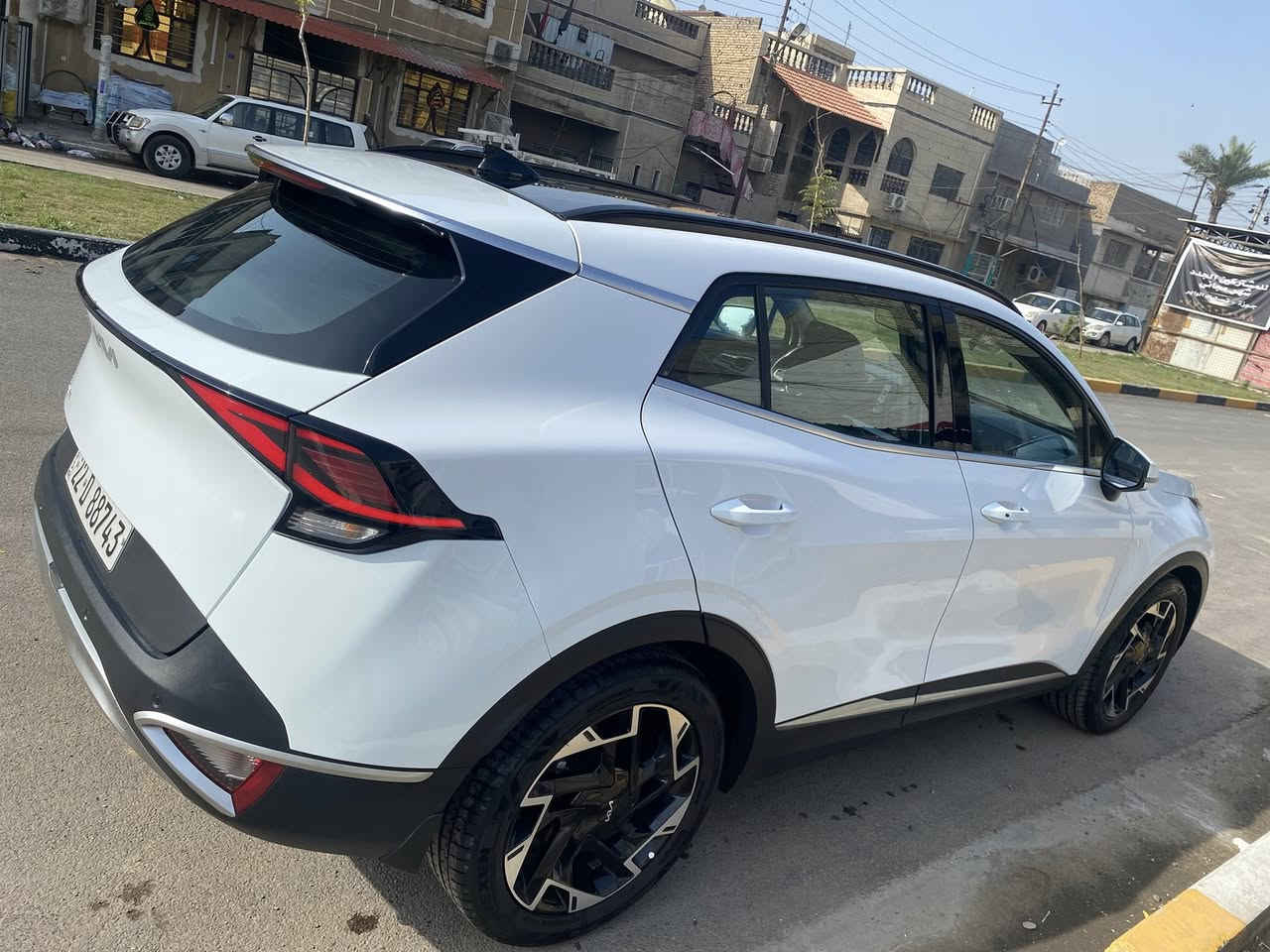 السلام عليكم سبورتج موديل 23 مواصفات gt line فول مواصفات خليجي رقم اربيل تحويل مباشر محرك 2000 dohc دوش ماشيه 47 الف كم كفاله عامه من الصبغ والتبديل فقط بيها pdr بالباب الخلفي شي قليل 
المواصفات 
1- بصمه ابواب وتشغيل 
2- فتحة سقف بانوراما 
3- تشغيل عن بعد 
4- اوتو هولد وهاند بريك بصمه واربع وضعيات قياده وحساسات 360 درجه وكاميرا خلفيه
5- كشنات جلد ومخمل وبيها تبريد وتدفئه بالكشنات والستيرن هيتر
6- فول تحكم ستيرن وشفتات بالستيرن
7- شحن وايرليس ومنافذ شحن بالكشنات وشاشه كبيره متصله
8- جنطه كهرباء 
9- لايت زينون وليد وبك لايت ليد وويل 19 الجبير 
السعر 220 وبيها مجال للاتصال *********** مكاني بغداد
