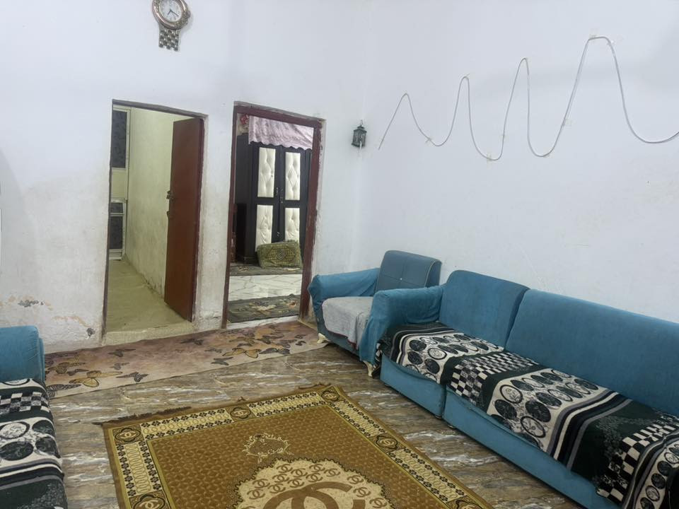 بيت زراعي للبيع مساحه 120 بخنيطله موقع مميز قرب الكراج وشركه الغاز ثالث بيت عن شارع الرئيسي يحتوي ع غرفه وصاله ومطبخ وديوانيه وساحه وسعره مناسب  38 وبي  مجال 

‭٠٧٨٧ ١٢٠ ٦٢٧١‬
