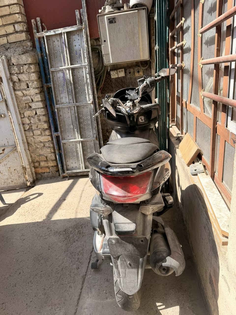 السلام عليكم 
Pcx 2015
مكينة 125
كما موضح بالصورة اللون اسود 
المكينه كايمه اخوان مكينه كايمه 
شبيها ما اعرف قبل فترة جنت امشي بيها وطفت 
درت عليها طلع صوت بالمحرك 
ماشغلتها بعد 
المهم اني ابيع المكينه كايمه مالي علاقة تجي تشوف 
وتاخذها 
رايدها ب٧٠٠ الف 
بيها مجال بسيط كلش 
ابو ال٥٠٠ اترجاك عوفني 
مكاني الدولعي 
***********
