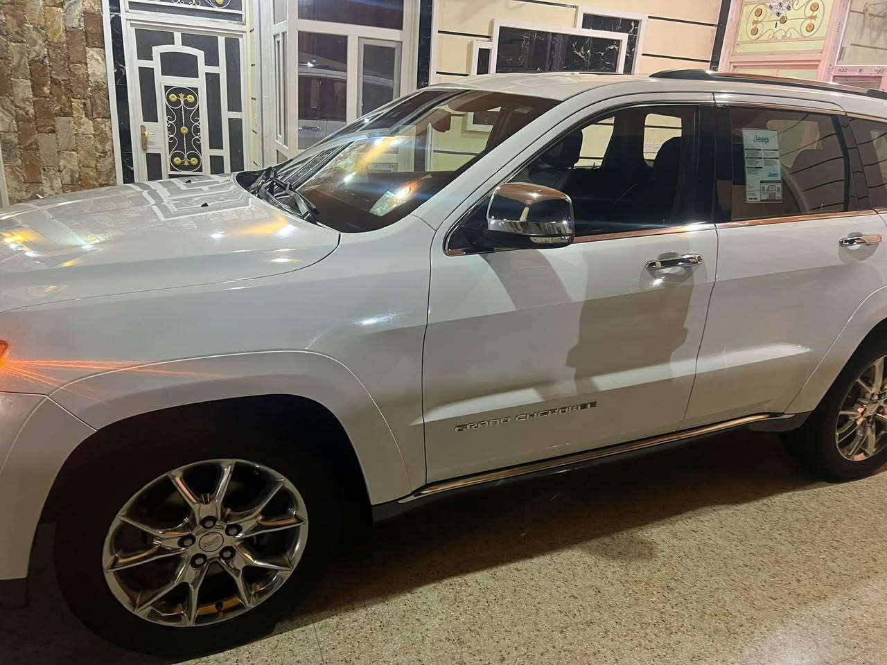 السلام عليكم للبيع جيب سومت موديل ٢٠١٤ السيارة مفوله مواصفات
 جكات 
محرك ٦ سلندر
كشن خزن ميموري ٣ وضعيات
4✖️4
سقف بنوراما 
كشنات جلد امامية تدفئة وتبريد 
ستيرن تدفئة
كشنات علامة سومت 
لايتات دوار مع الاستيرن
رادار امامي وخلفي وجانبي
جنطة كهربائية 
تشغيل عن بعد 
تحكمات استيرن 
وبعد بيها هواي موصفات معروفة السومت بالمواصفات 
(‭٠٧٧٤ ٤٠٤ ٨٠٤٨‬)
