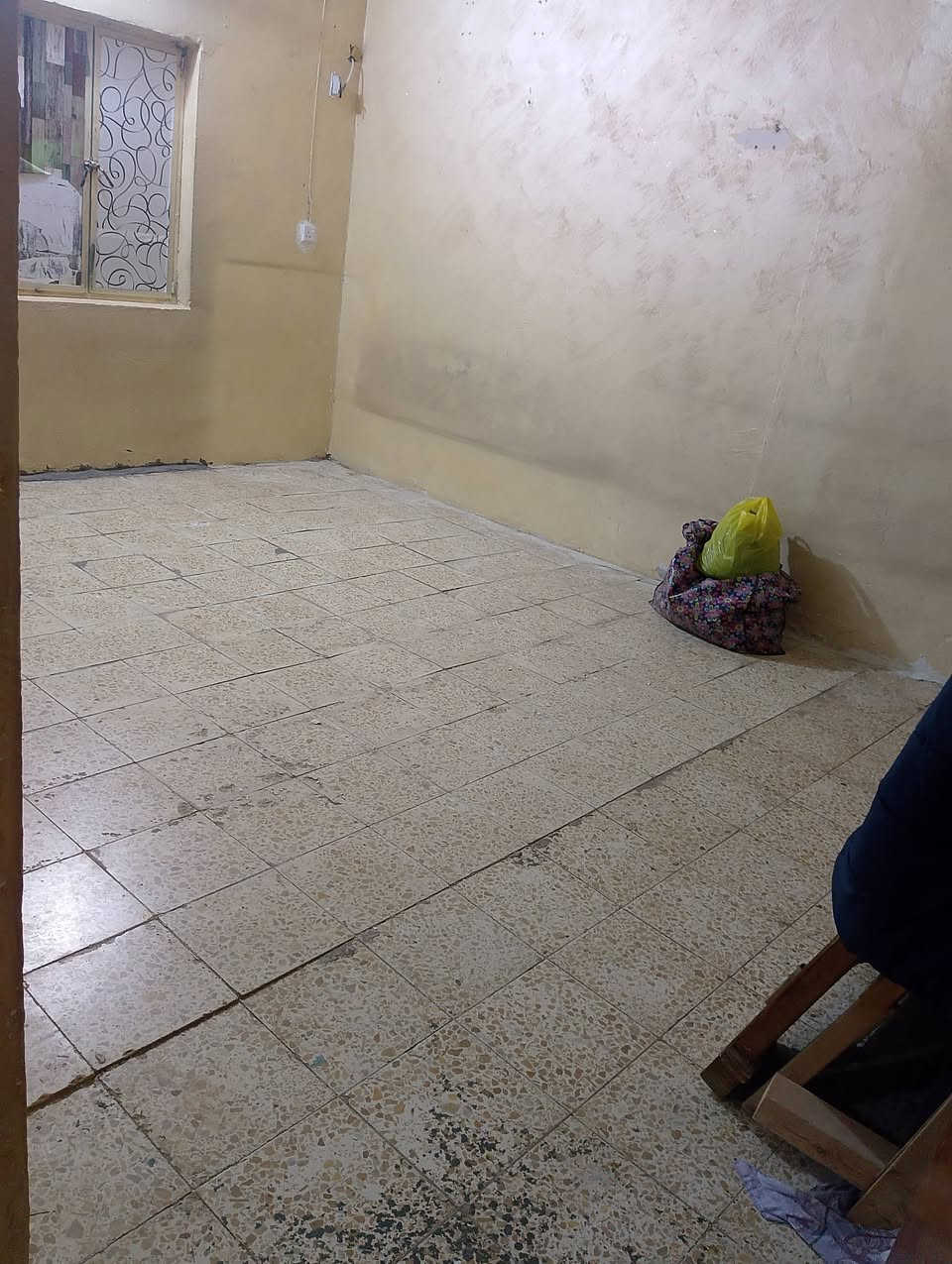 السلام عليكم دار للبيع مساحه 320 البيت طابقين طابو صرف بي خمس غرف نوم بي هول عدد 2 مطبخ حار و بارد الموقع معل السوس ***********

