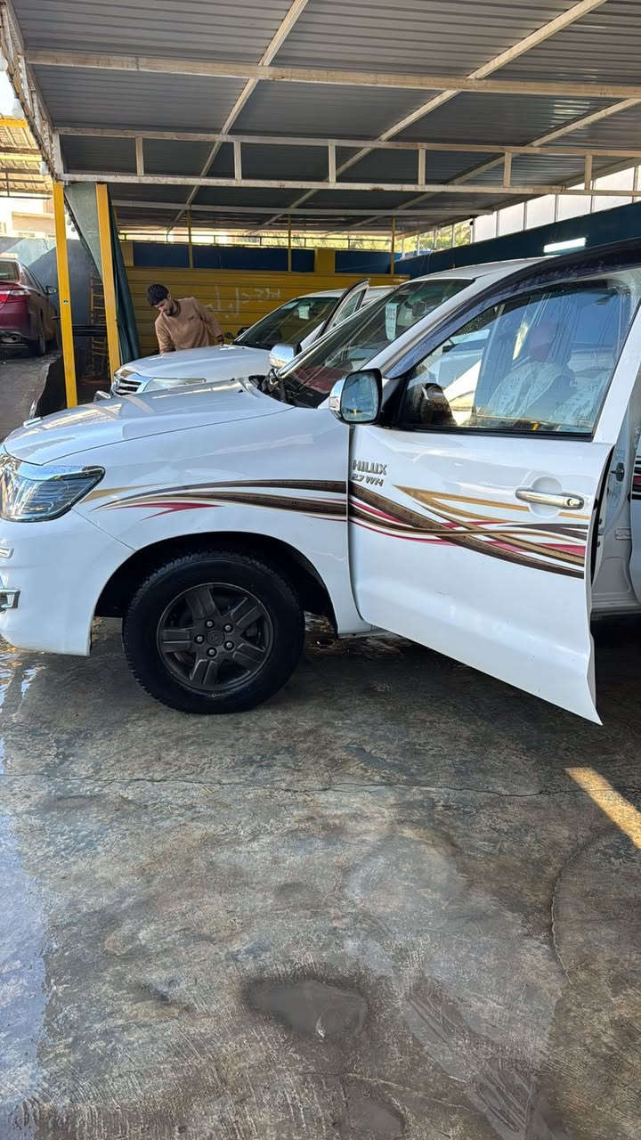 السلام عليكم للبيع هايلوكس تيوتا 2015 كويتي شاصي 19 كلين بيها فقط بارد باب السكن السياره جديده تخم تاير جديد صدر جديد رقم سليمانيه باسمي گير اوتماتيك السعر 235 للاستفسار اكثر اتصل ***********
