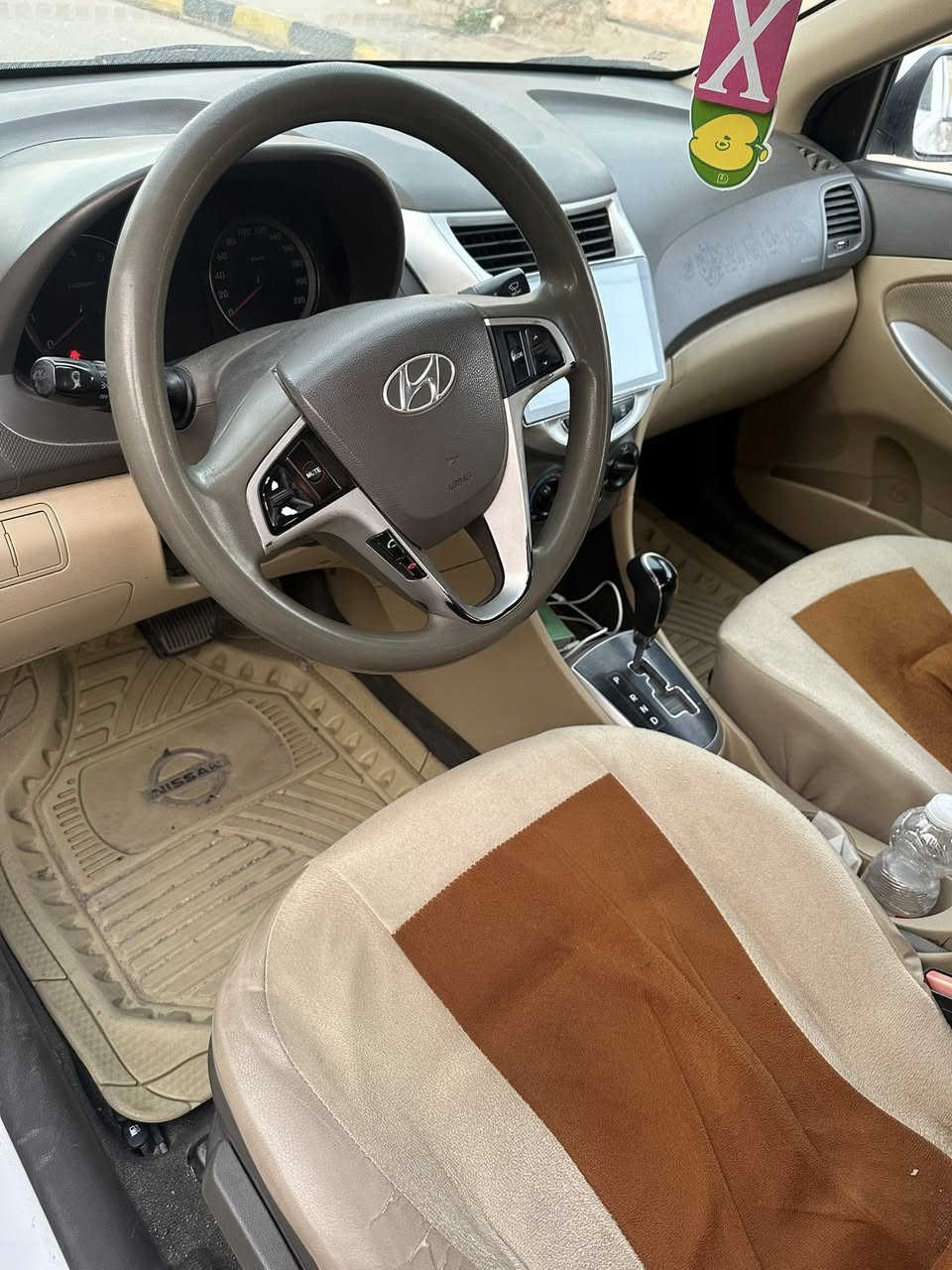 السلام عليكم 
سياره اكسنت موديل ٢٠١٥
خليجي السياره حلوه 
بيها صبغ بصفحه الباب على الجهه اليمنى رقم بصره جديد بسمي السياره 
السعر ٩٠ 
العنوان بصره قضاء القرنه حي الجمعه 
رقم الهاتف ***********
