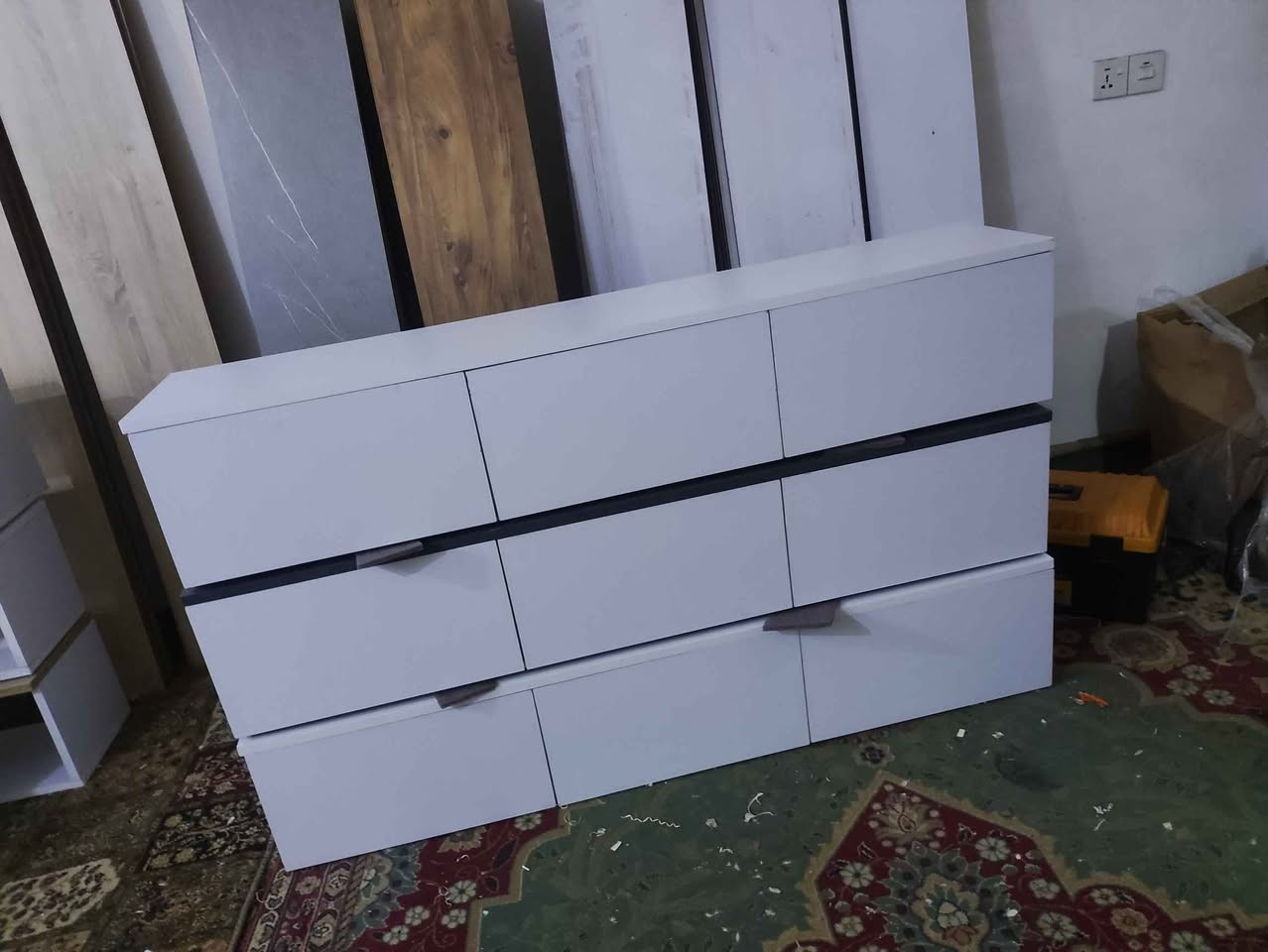 مێزی تیڤی بە ڕەنگی ساجی و سپی بە هەردوو شێوازی هەڵواسین یان قاچی هەبێت دوو مەتری نرخی 75 هەزارە
مەترو نیوی نرخی 60 هەزارە گڵۆپی لیدی پێوەیە و گەیاندن و هەڵواسین تەنها 5 هەزارە بۆ ناو شاری سلێمانی لە بەکرەجۆم
*********** السليمانية, العراق
