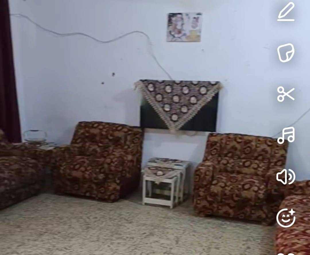 السلام عليكم تخم قنفات 10 مقاعد 4 صغار و2 كبار نضيف كلشي مابي لاكسر ولاسفنج نازل ابيعه هو وتلبيسه مالته ب150. مكاني سويب للاستفسار المراسله خاص والاتصال بالرقم ***********
