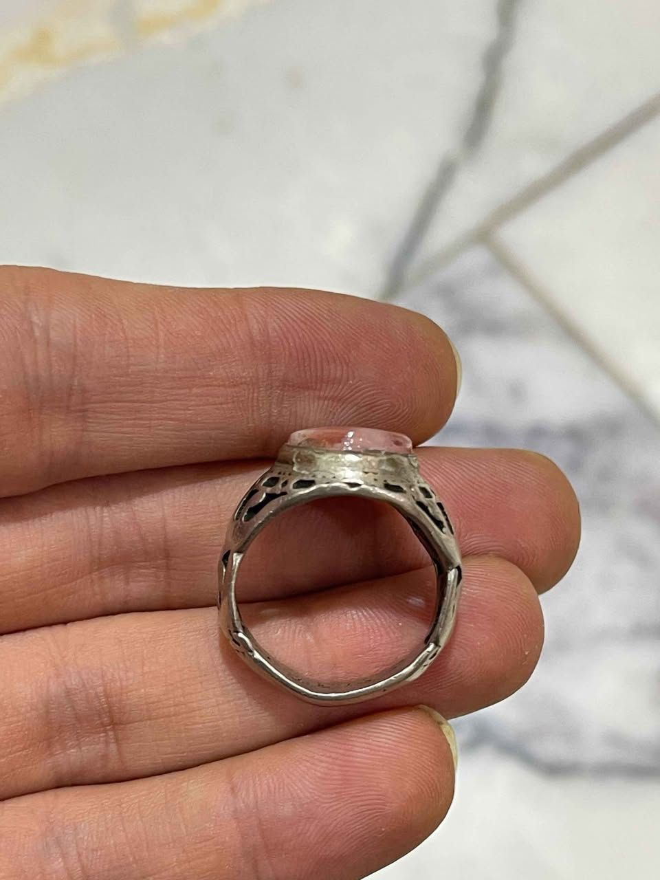 💍 محبس فضة ايرانية فاخر بحجر طبيعي مميز 💍
السعر 30 الف والتوصيل مجاني

قطعة تجمع بين الفخامة والتراث  بتصميم رجالي أنيق مع نقوش جانبية دقيقة تضيف له هيبة ولمسة كلاسيكية. يتوسطه حجر طبيعي بلون وردي شفاف يتميز بتدرجاته الطبيعية ورسوماته الفريدة، 
✨ حجر طبيعي مميز بألوانه الهادئة والجذابة
✨ تصميم تراثي فاخر يناسب جميع الأذواق
✨ تشطيب احترافي ولمعان أنيق
✨ مناسب للاستخدام اليومي أو للمناسبات والإهداء بغداد, العراق


**إذا كنت صاحب هذا الإعلان وتريد حذفه لأي سبب، رجاءا أرسل رسالة إلى الدعم الفني**
