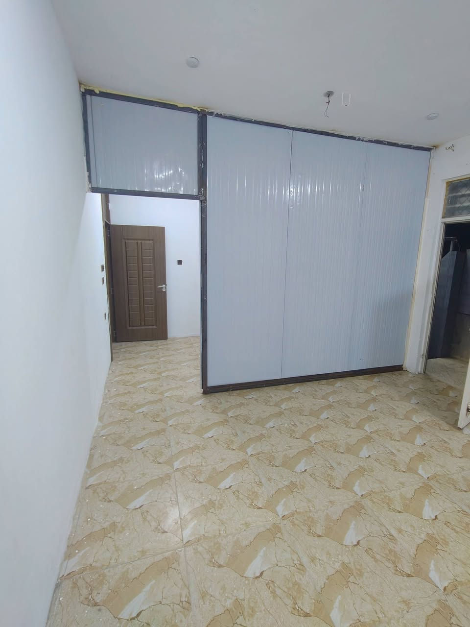 السلام عليكم
بيت طابق ثاني للايجار
الموقع سبعه نيسان قرب الكليه الاساسيه 
يحتوي على غرفه نوم و حمام و صاله و استقبال و مطبخ 
البيت بناء جديد  
السعر 350 وقابل للتفاوض 
للاستفسار الاتصال على الرقم ***********
