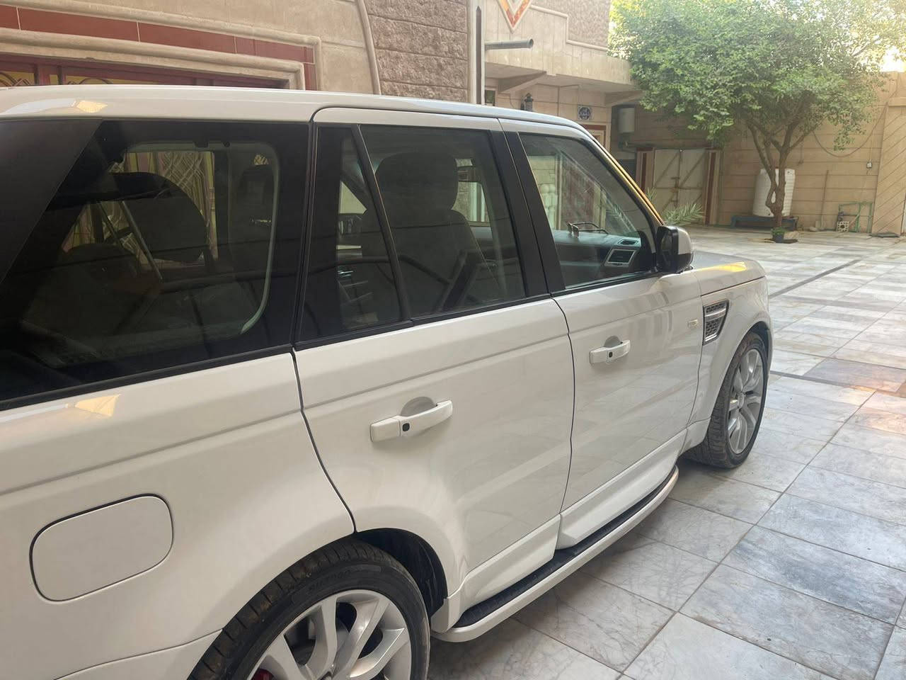 للبيع رانج روفر 2011
فول مواصفات 1/1 
كفاله حتى من الشخط والصدعه 
جديده بمعنى الكلمه 
***********
