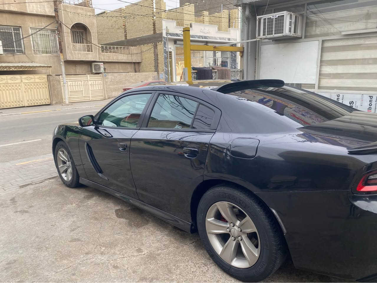 السلام عليكم 
جارجر ٢٠١٥ SXT خليجي
الباب خلف السائق مبدل والجاملغ الخلفي صبغ الباب الخلفي عكس السائق بارد
المواصفات:
فتحة
شاشة كبيرة
تدفئة كشنات
وباقي مواصفات الsxt
عليها منظومة زنون 
مكان السيارة بالدورة شارع ٦٠
*********** بغداد, العراق
