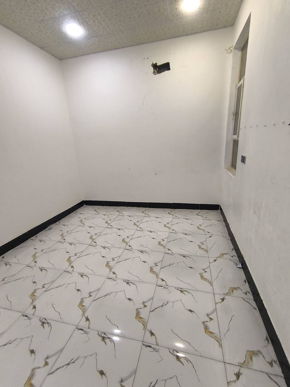 بيت للايجار 50م بناء جديد طابق واحد يتكون من غرفه وصاله ومطبخ وصحيات جاهز للسكن   300الف صافي بدون ماء وكهرباء
للاستفسار اكثر ***********
