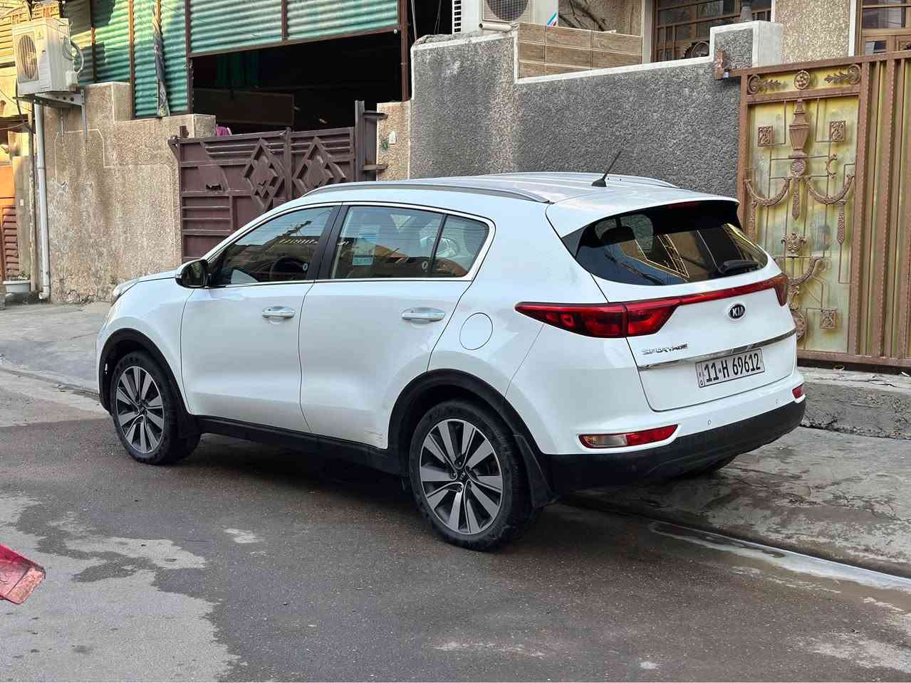 اللهم صل على محمد وال محمد 
كيا سبورتج موديل ٢٠١٨ 
خليجية بدون صبغ 
فقط بيها بارد قليل 
مواصفاتها نص فول 
⬇️رادار جانبي 
⬇️مري شفط + اشارة بامري 
⬇️زراكات ماء لايت 
⬇️كشن السائق كهرباء 
⬇️مكينة 2000دوش 
⬇️حساسات 360 درجة 
⬇️داخل جلد لونين 
⬇️ثلاث انظمة قيادة 
باقي المواصفات معروفه السيارة جاهزة من كلشي 
طخم تاير صدر حدادية  تبريد خير من الله 
مكان السيارة بالشعب 
سعرها ب١٧٨ وبيها مجال قليل
للاستفسار *********** بغداد, العراق
