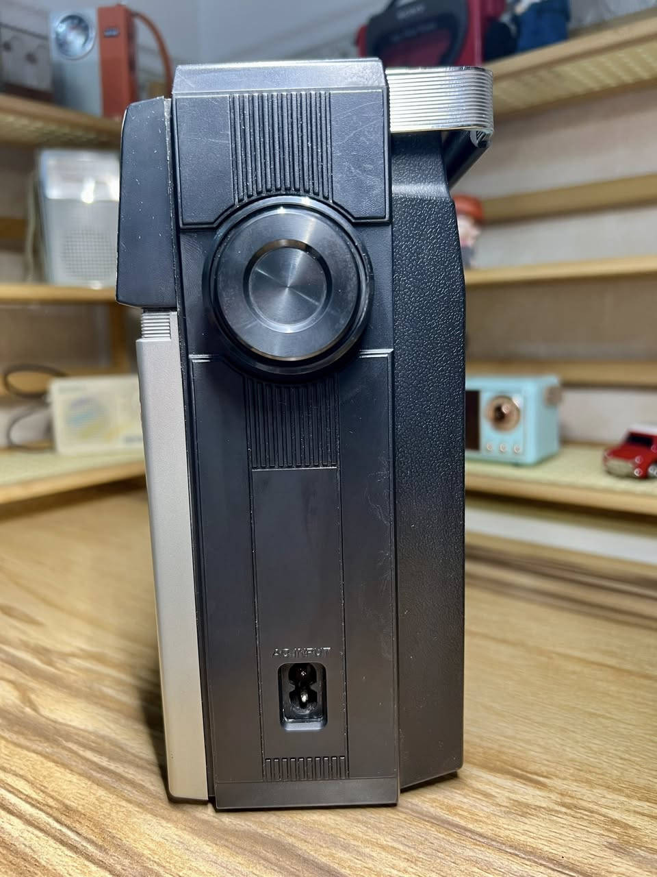 بعد اذن الآدمن
صوت كان يسكن البيت SANYO
لم يكن جهازا كان موعدا ثابتا مع المساء و اغنية تخفض من أجلها الأصوات تصميم كلاسيكي و صوت  لا يشبه هذا الزمن قطعة لا تشترى بل تقتنى
مسجل راديو سانيو ياباني الصنع ١٩٧٨
٤ موجات راديو  Fm-Mw-Sw-Lw
يعمل على الكهرباء المباشر او بطاريات حجم كبير عدد ٦ 
للحجز مراسلة الصفحة او مراسلة واتساب على الرقم ***********
#الجميع
#راديوات_انتيكة
#راديو_قديم
#راديو_نادر
#تحف_وانتيكات
#انتيكات
‏#VintageRadio
‏#AntiqueRadio
#هواة_التحف
#بيع_وشراء
#العراق
