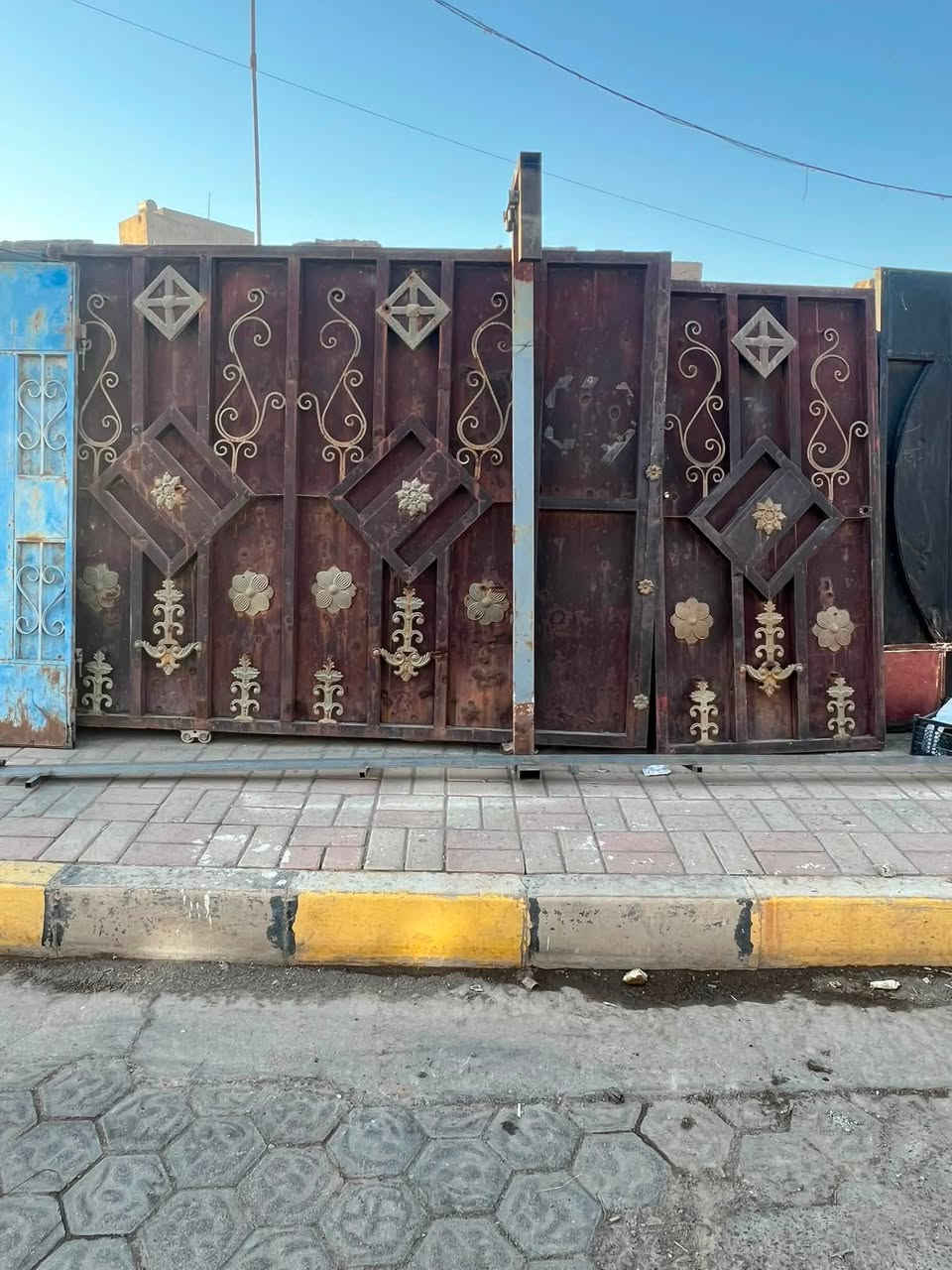 من رخصة الادمن 
يتوفر ابواب سياج للبيع كلشي موجود بالصور و يتوفر باب كندور
و سندويش للبيع 
نشتري و نبيع للتواصل خاص او على هذا الرقم ***********
